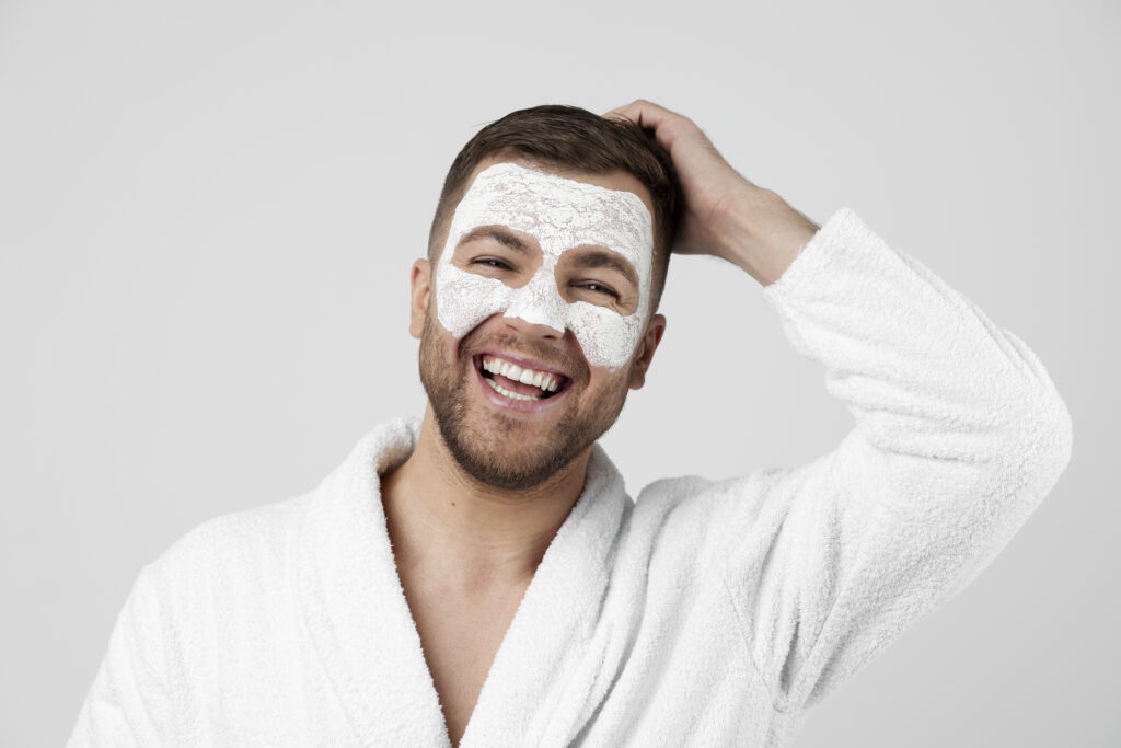 cuidados para rejuvenecer la cara de un hombre